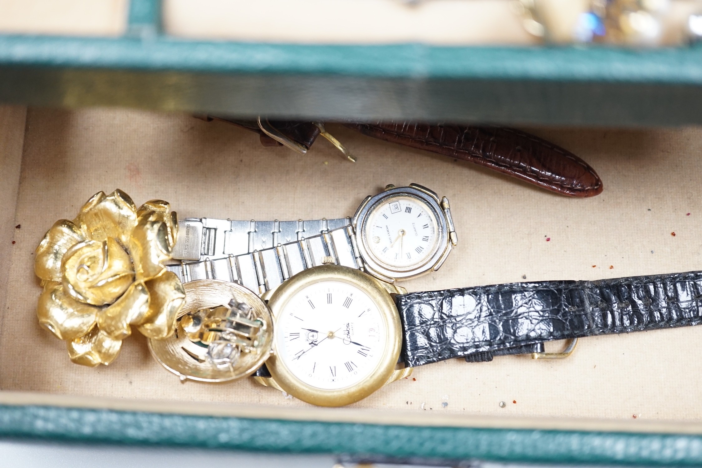 A quantity of assorted costume jewellery.